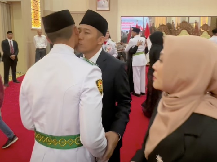 Denny Cagur Denny Cagur dan Shanty menghadiri pengukuhan putranya, Fabian Muhammad Yahva sebagai Paskibraka Provinsi Banten.