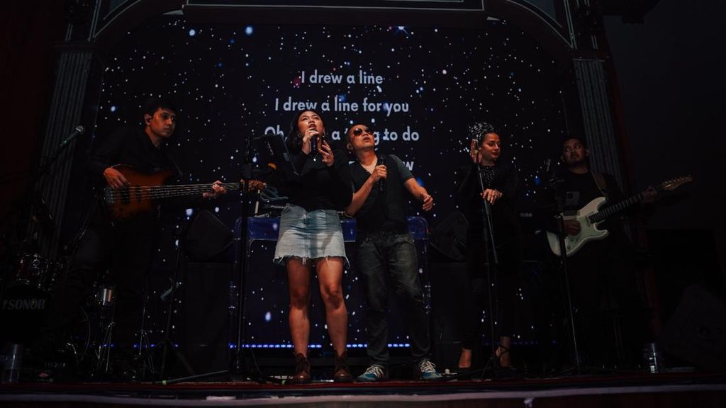 Diandra Aprilia Tersanjung Duet Bareng Sandhy Sondoro
