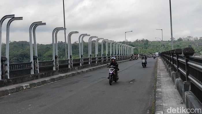 Dinas PUPR Badung mulai pasang tiang railing pembatas di Jembatan Tukad Bangkung, Kecamatan Petang, dengan anggaran Rp 10,4 miliar, Minggu (17/8/2025).