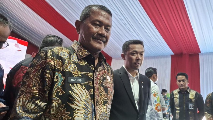 Dirjen Pemasyarakatan Kementerian Imigrasi dan Pemasyarakatan, Mashudi (kiri/pakai batik)-(Sholin/detikcom)