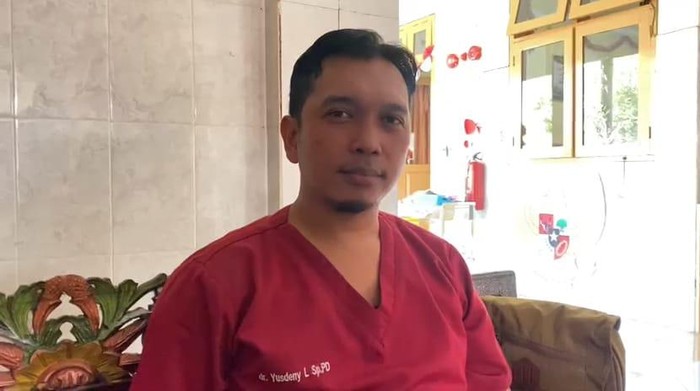 Yusdeny Lanasakti, dokter pemberani di RSUD Koesnadi Bondowoso yang memprotes kebijakan pemerintah yang tak prorakyat dengan bendera One Piece di rumahnya
