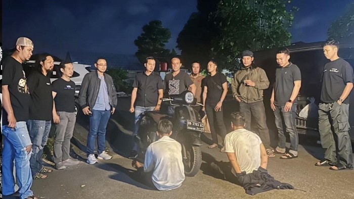 Dua pelaku penyiraman air keras terhadap IRT di Pangkalpinang saat diamankan petugas