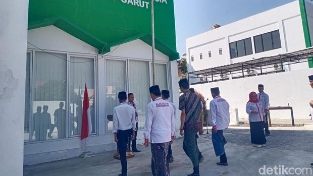Eks Kelompok Radikal Saat Jadi Petugas Pengibar Bendera di Garut