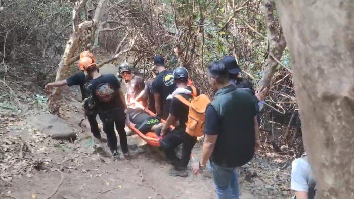 Evakuasi pendaki yang cedera terjatuh saat turuni Bukit Klotok Kota Kediri.