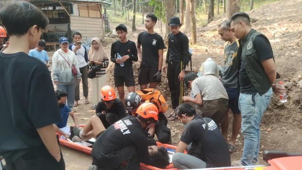 Evakuasi pendaki yang cedera terjatuh saat turuni Bukit Klotok Kota Kediri.