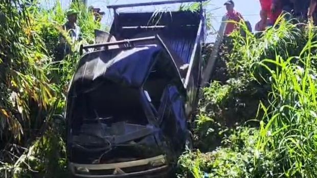 Evakuasi pikap masuk jurang di Desa Tegalmuyo, Kecamatan Kemalang, Klaten, Minggu (17/8/2025).