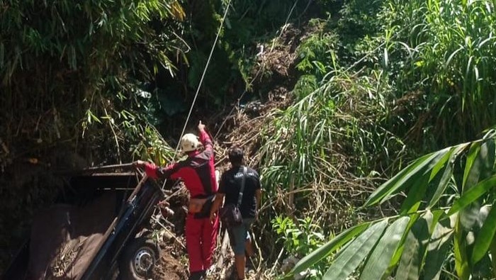 Evakuasi pikap masuk jurang di Desa Tegalmuyo, Kecamatan Kemalang, Klaten, Minggu (17/8/2025).