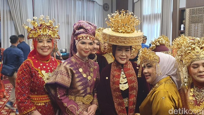 Feby Herman Deru (topi di kepala) pakai baju daerah Muba saat HUT RI ke-80
