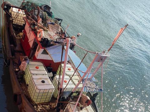 Foto proses pengiriman bantuan logistik berupa bahan pangan, air minum, air tawar dan bahan bakar (dok.Kemlu)