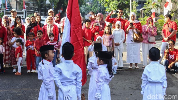 Gemasnya Upacara HUT RI Ala Siswa TK di Jakarta Sejumlah siswa TK Tumbuh menggelar upacara bendera di halaman sekolah, Jakarta, Minggu (17/8/2025).