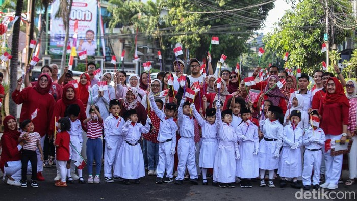 Gemasnya Upacara HUT RI Ala Siswa TK di Jakarta Sejumlah siswa TK Tumbuh menggelar upacara bendera di halaman sekolah, Jakarta, Minggu (17/8/2025).
