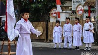 Para siswa Taman Kanak-kanak di Jakarta pun tak mau ketinggalan memperingati kemerdekaan.