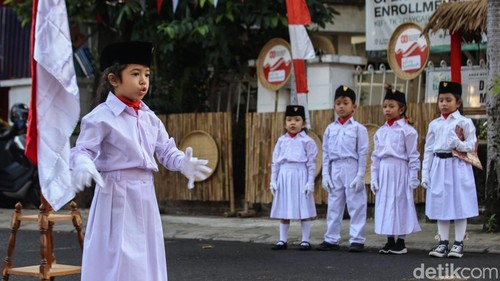 Sejumlah siswa TK Tumbuh menggelar upacara bendera di halaman sekolah, Jakarta, Minggu (17/8/2025).