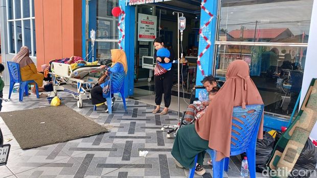 Gempa M 6,0 di Poso terasa hingga Kabupaten Mumuju. Hal ini membuat pasien di rumah sakit (RS) Mitra Manakarra Mamuju dievakuasi ke parkiran dan tempat aman.