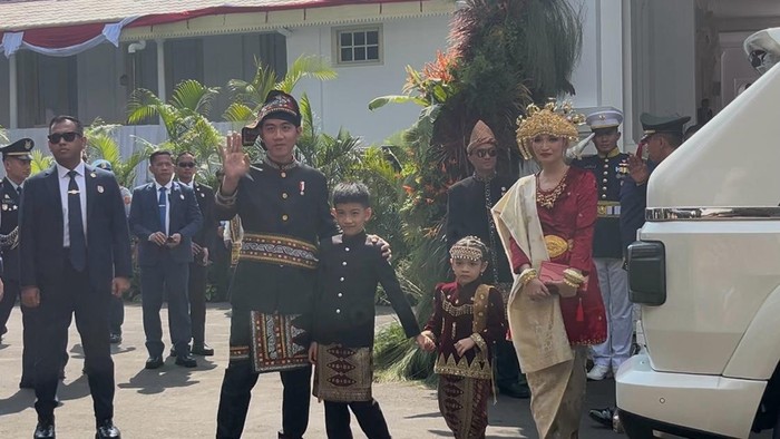 HUT ke-80 RI: Gibran dan Selvi Pamer Adat Lokal, Gibran Pakai Baju Adat Karo, Selvi Berbusana Adat Palembang!