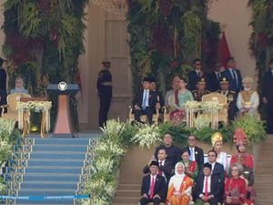 Video Gaya Formal Gibran di Upacara Penurunan Bendera HUT RI