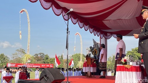 Wakil Gubernur Bali I Nyoman Giri Prasta memimpin upacara memperingati HUT ke-80 RI di Lapangan Renon, Denpasar, Minggu (17/8/2025).