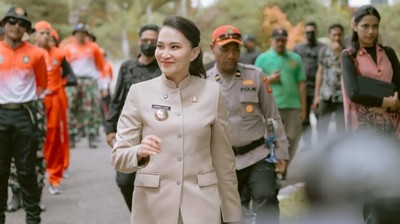 Foto: Aksi Gubernur Sherly Tjoanda Kibarkan Bendera di Bawah Laut, Bikin Kagum