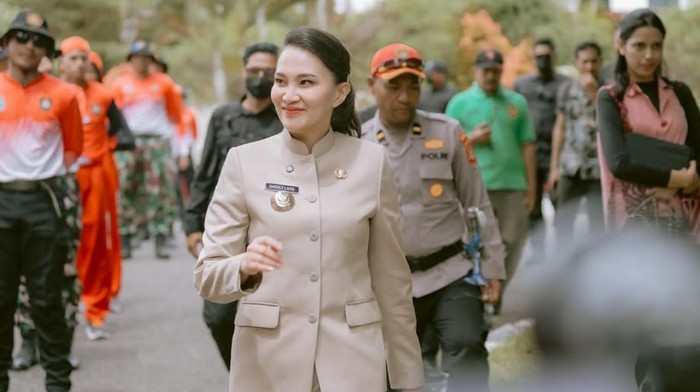 Gubenur Maluku Utara Sherly Tjoanda mengibarkan Bendera Merah Putih di bawah laut.