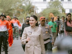 Foto: Aksi Gubernur Sherly Tjoanda Kibarkan Bendera di Bawah Laut, Bikin Kagum