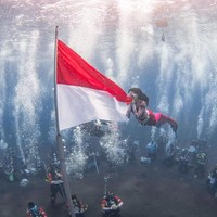 “Bahwa dari kedalaman tergelap pun, kita bisa kembali ke permukaan dengan membawa harapan dan cinta Tanah Air,” terangnya. Foto: Instagram/@s_tjo