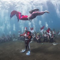 Sherly Tjoanda ikut serta dalam upacara pengibaran Bendera Merah Putih di bawah Laut Sulamadaha, Ternate, yang digelar Pemerintah Daerah Maluku Utara bersama Wanita Selam Indonesia (WASI) pada Sabtu (16/8/2025). Foto: Instagram/@s_tjo