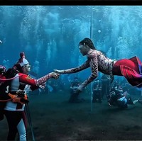 Ibu tiga anak ini kemudian menyerahkan bendera kepada inspektur upacara, sebelum berhenti sesaat untuk memberi hormat dan naik kembali ke permukaan air. Foto: Instagram/@s_tjo