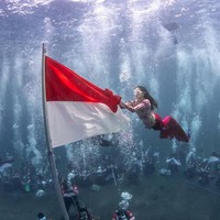 Aksinya menuai banyak pujian dari netizen yang kagum akan keberaniannya. “Keren banget, sumpah the best banget Bu gubernur langsung yg terjun ke air,” puji salah satu netizen. Foto: Instagram/@s_tjo