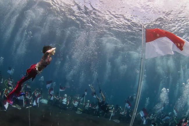Sherly menjelaskan bahwa mengibarkan Bendera Merah Putih di bawah laut tahun ini memiliki makna dalam bagi dirinya. Foto: Instagram/@s_tjo