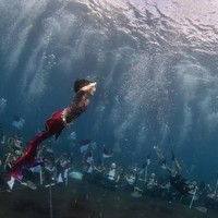 Sherly menjelaskan bahwa mengibarkan Bendera Merah Putih di bawah laut tahun ini memiliki makna dalam bagi dirinya. Foto: Instagram/@s_tjo