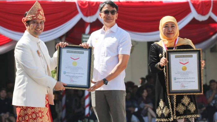 Gubernur dan Wakil Gubernur Jawa Timur Menerima Rekor Dunia Pengibaran Bendera Terpanjang