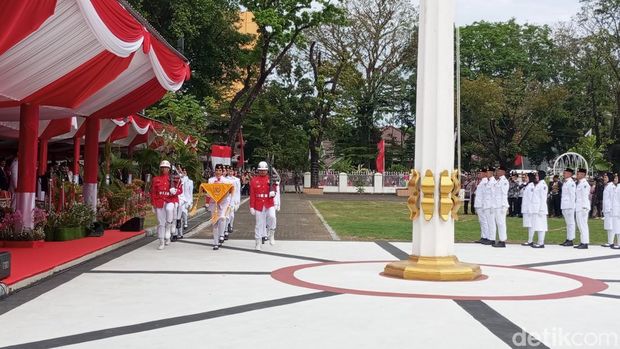 Gubernur Sulsel Andi Sudirman Sulaiman memimpin upacara HUT ke-80 RI di lapangan Rujab Gubernur Sulsel.