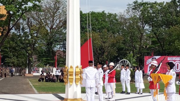 Gubernur Sulsel Andi Sudirman Sulaiman memimpin upacara HUT ke-80 RI di lapangan Rujab Gubernur Sulsel.