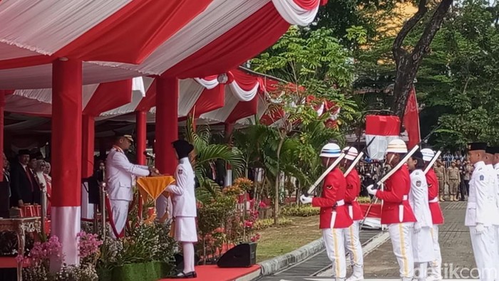 Gubernur Sulsel Andi Sudirman Sulaiman memimpin upacara HUT ke-80 RI di lapangan Rujab Gubernur Sulsel.