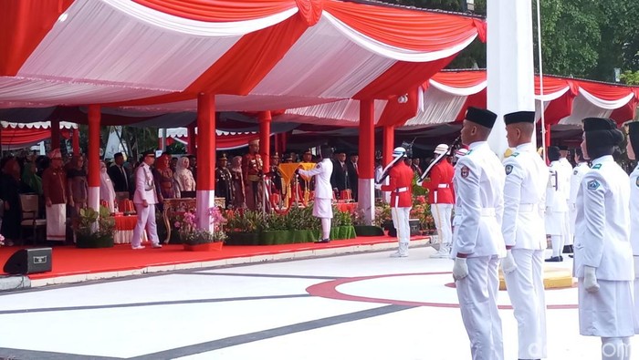 Gubernur Sulsel Andi Sudirman Sulaiman memimpin upacara penurunan bendera merah putih saat HUT ke-80 RI.