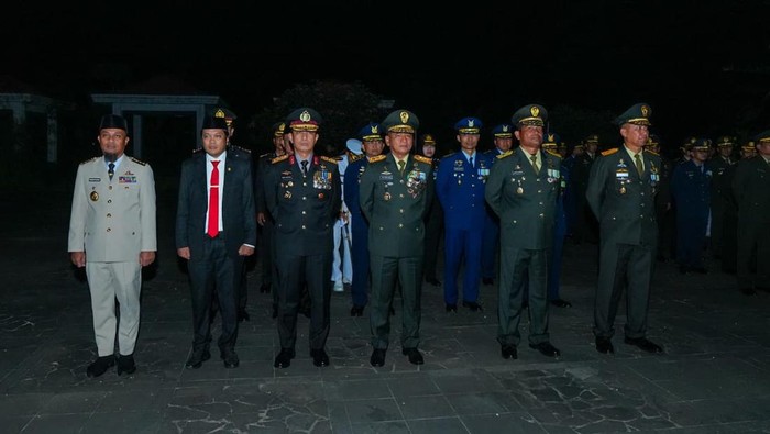 Gubernur Sulsel Andi Sudirman Sulaiman mengikuti apel kehormatan dan renungan suci HUT ke-80 RI.