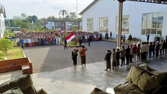 Pengusaha tembakau Pamekasan menggelar upacara HUT ke-80 RI bersaa petani dan buruh tembakau