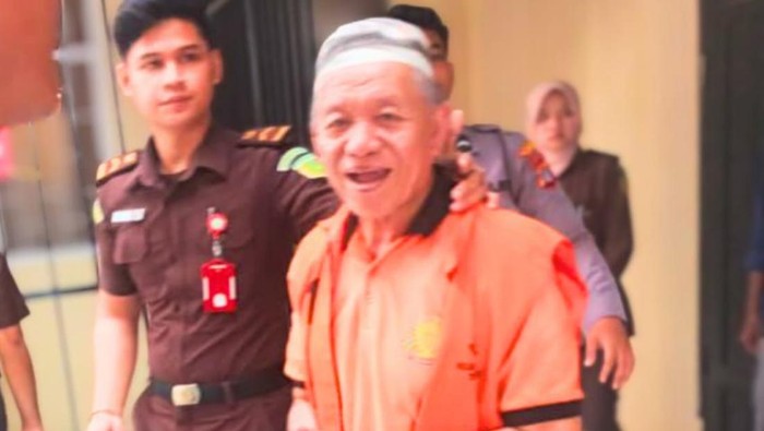 Maksum (65) tersenyum usai sidang pembacaan dakwaan di Pengadilan Negeri Tarakan