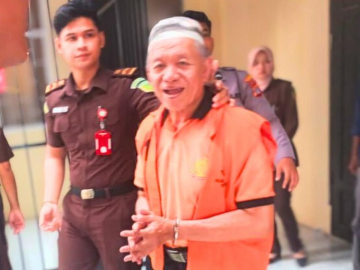 Maksum (65) tersenyum usai sidang pembacaan dakwaan di Pengadilan Negeri Tarakan