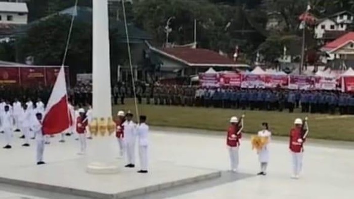 Heboh bendera merah putih terbalik saat hendak dikibarkan dalam upacara HUT ke-80 RI di Mamasa, Sulawesi Barat.