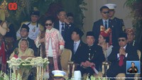 Sepanjang pertunjukan gak ada yang diam. Iriana Jokowi juga berdiri dan joget di tempat. Foto: Channel YouTube Sekretariat Presiden