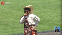 Penampilan makin meriah ketika Silet Open Up membawakan Tabelo Bale. Lagu yang sedang viral ini membuat tam undangan gak sanggup lagi menahan untuk ikut joget. Foto: Channel YouTube Sekretariat Presiden