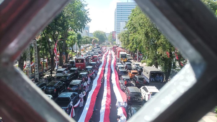 Bendera sepanjang 14.905 meter dibentangkan di Surabaya pada peringata HUT ke-80 RI