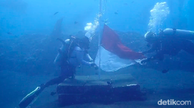 Organisasi Pemandu Selam Tulamben (OPST) menggelar upacara HUT ke-80 RI di bawah laut Pantai Tulamben. Bendera Merah Putih pun dibentangkan di dalam laut.