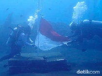 Video: HUT ke-80 RI, Bendera Merah Putih Berkibar di Dalam Laut