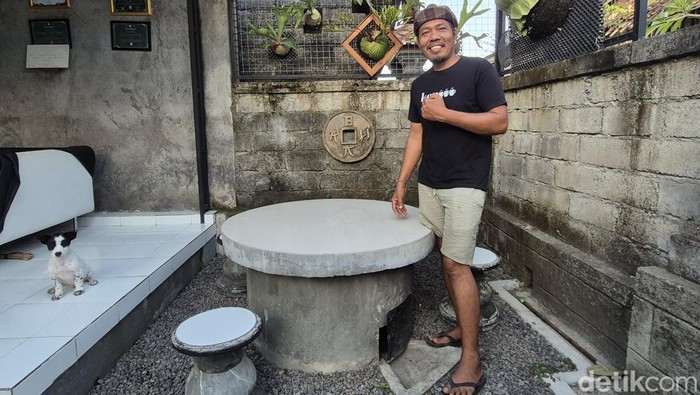 I Wayan Balik Mustiana bersama teba modern berbentuk meja miliknya di Desa Adat Cemenggaon, Kecamatan Sukawati, Gianyar, Bali. (Foto: Ni Komang Ayu Leona Wirawan/detikBali)