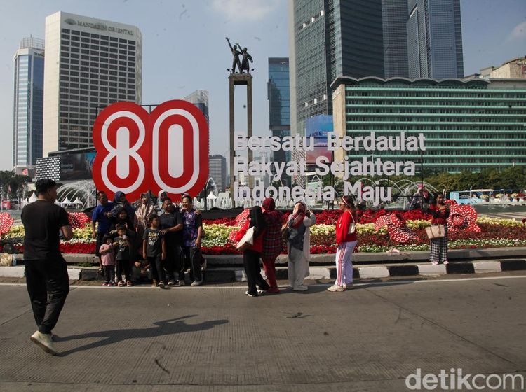 Instalasi HUT ke-80 RI Hiasi Bundaran HI