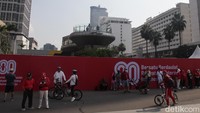 Meski hari bebas kendaraan bermotor ditiadakan, warga tetap berolahraga santai di kawasan Bundaran HI.