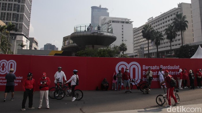 Instalasi HUT ke-80 RI Hiasi Bundaran HI Warga berfoto dengan latar belakang instalasi HUT ke-80 RI di Bundaran HI, Jakarta, Minggu (17/8/2025).