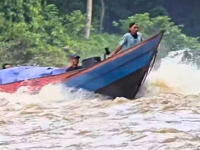 Dalam video yang diunggah, tampak luapan air Sungai Giram Bahau yang deras dan berbahaya. Sungai itu menjadi jalur utama yang dilalui warga untuk mengangkut penumpang, bahan material, hingga kebutuhan pokok. Namun, medan sungai yang ekstrem, ditambah munculnya jeram baru akibat longsor, membuat perjalanan semakin berisiko.